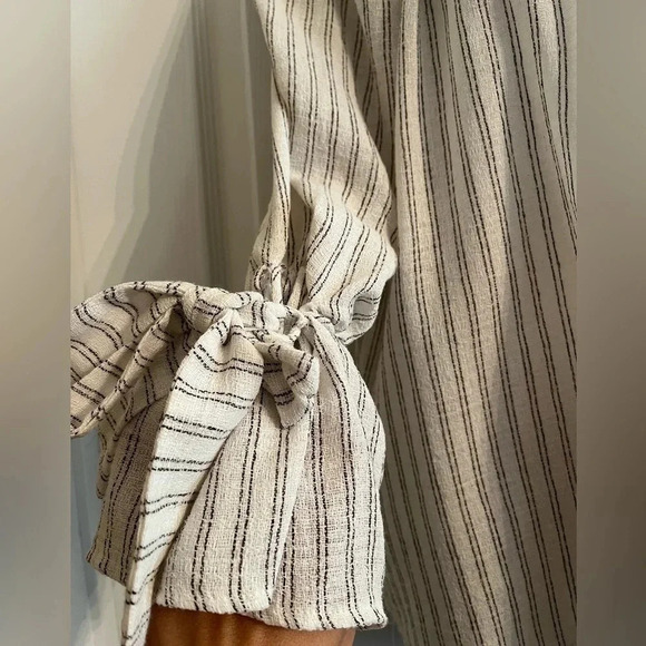 Boutique Boho Grey striped off shoulder blouse. Size Medium - Picture 10 of 12